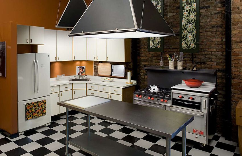 дизайн кухні студії в сіро-коричневих кольорах